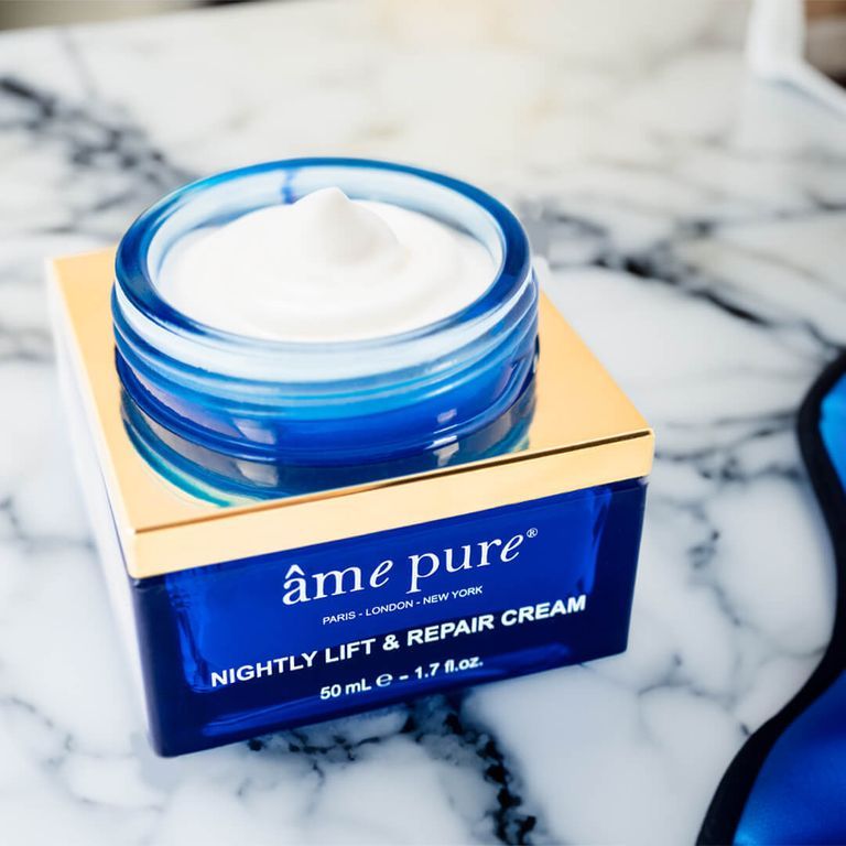 Een geopend potje âme pure Nightly Lift & Repair crème met zichtbare crème.