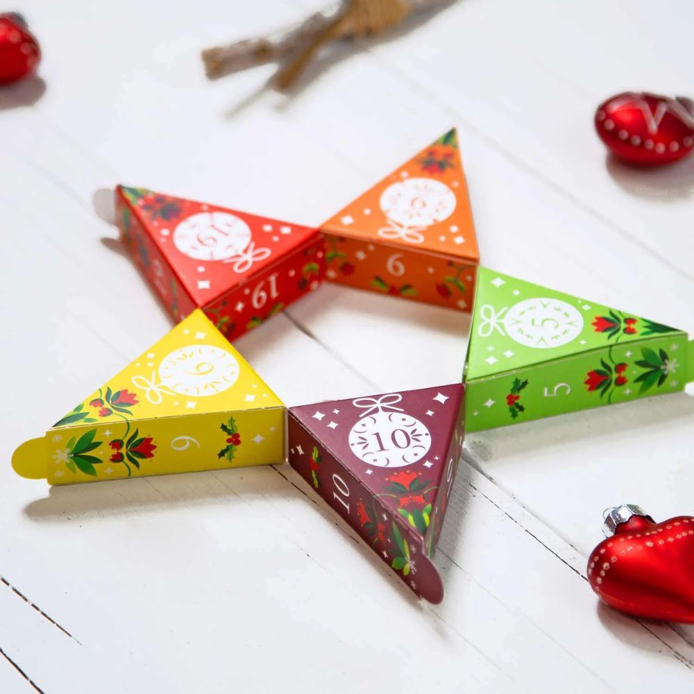 Piramidezakjes in stervorm gerangschikt. Verschillende kleuren. Cijfers van 1-25. Decoratie.