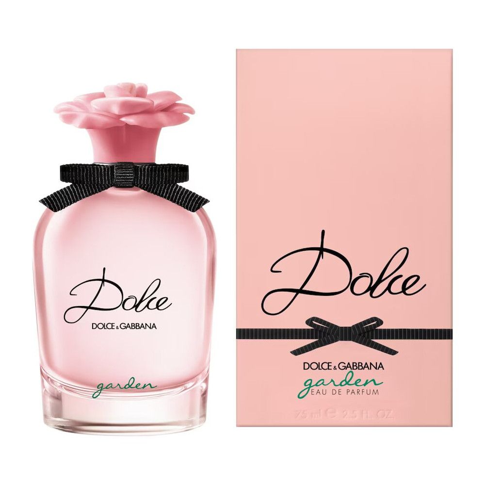 Roze parfumfles met bloemvormige dop en zwarte strik. Opschrift "Dolce" en "Dolce & Gabbana". Roze verpakking met tekst en strik.
