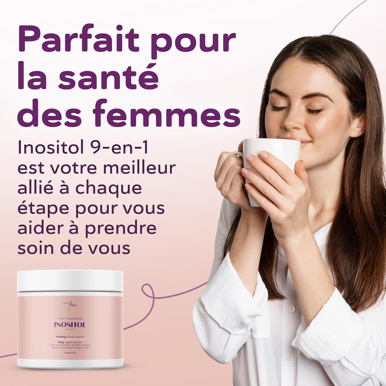 Une femme boit dans une tasse. À côté, un pot de poudre d'inositol.
