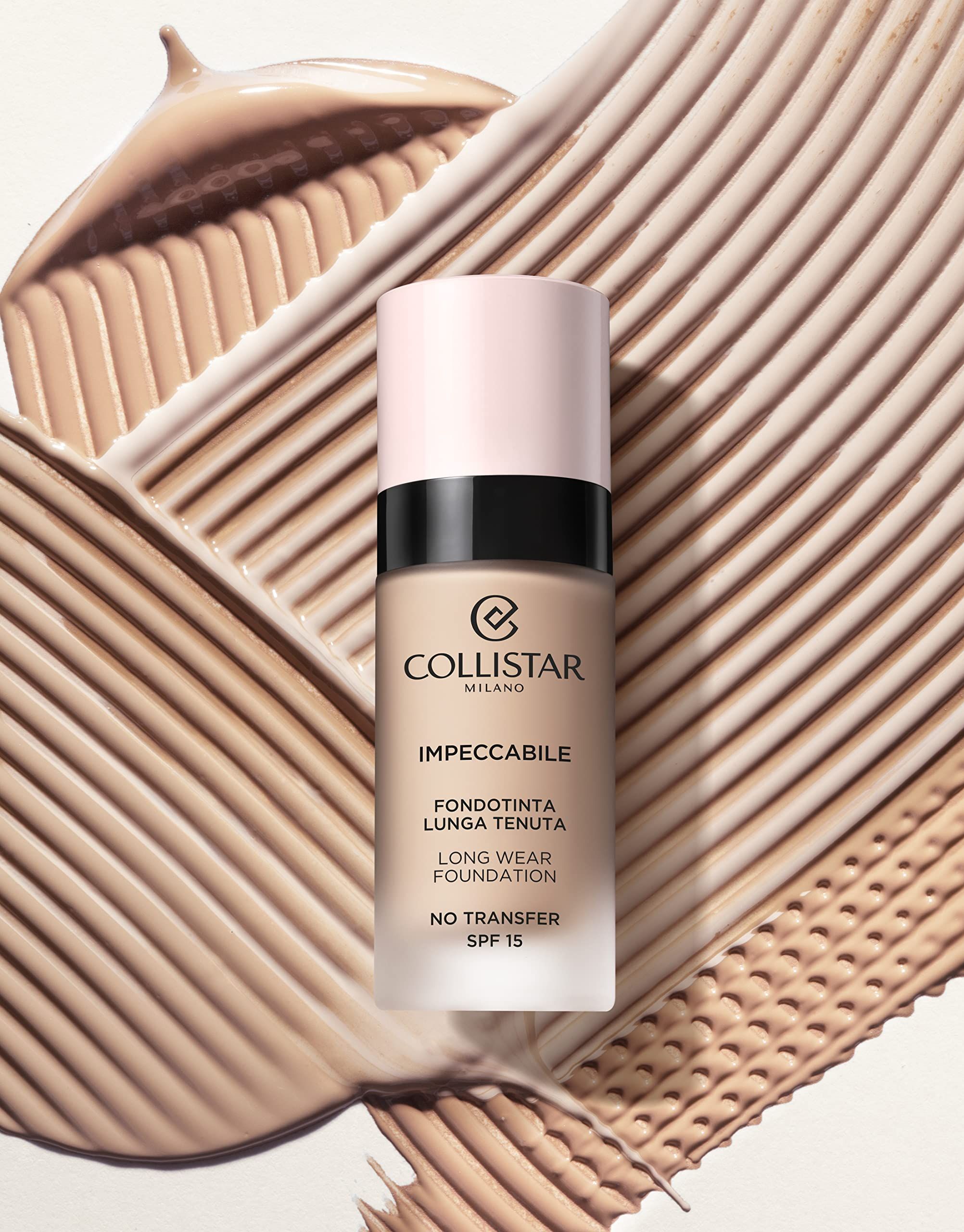 Foundationfles op make-up streken. Roze dop, zwarte ring. Opschrift: Collistar, Impeccabile, Fondotinta Lunga Tenuta, SPF 15.