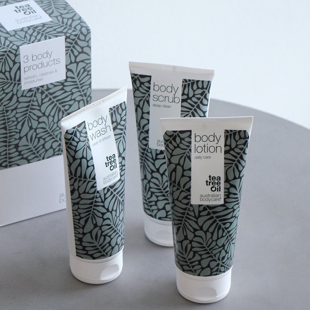 Trois tubes de produits pour le corps. Inscriptions : Body Wash, Body Scrub, Body Lotion. Marque : Australian Bodycare. Emballage.