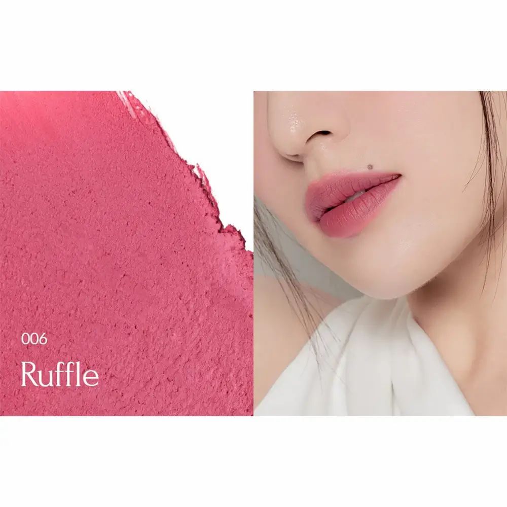 Close-up van lippen die zijn geschilderd met een roze lipstick. Daarnaast een veeg van kleur. Op de afbeelding staat de aanduiding 006 Ruffle.