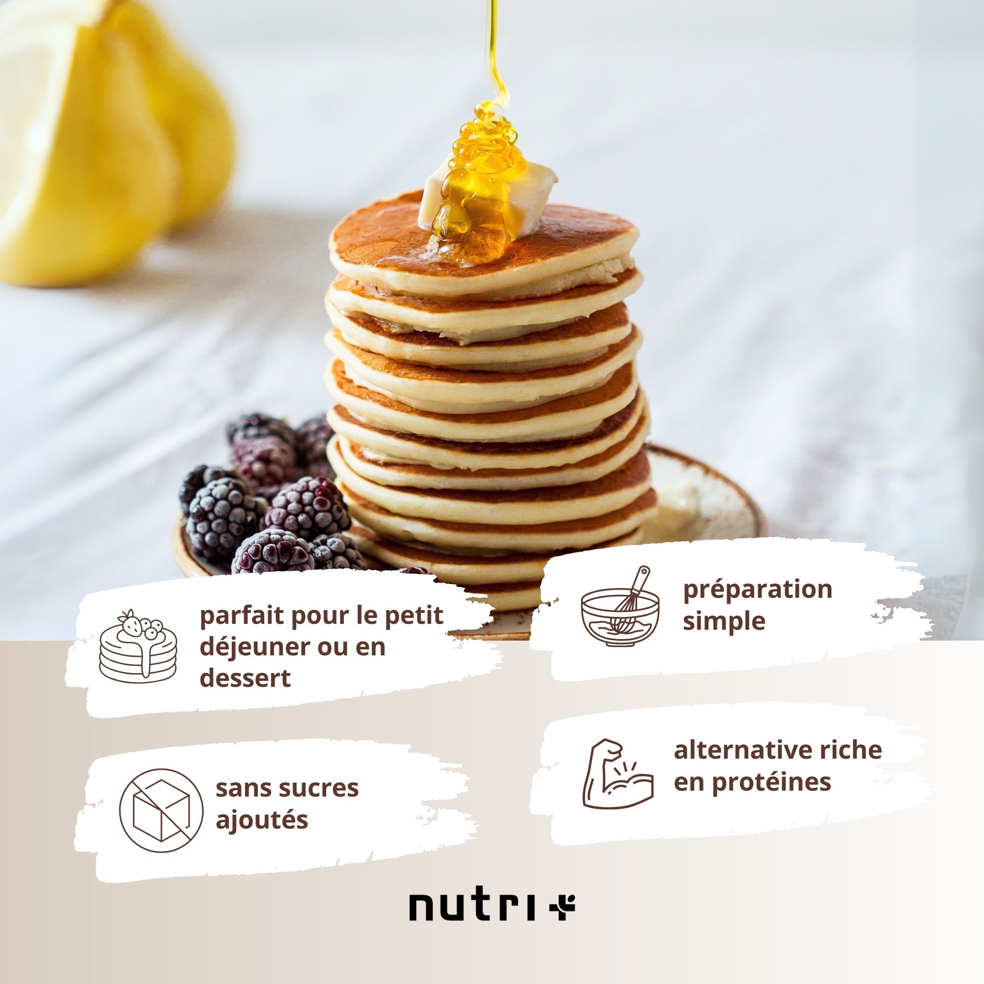 Pile de crêpes avec miel et baies. Texte: Parfait pour le petit déjeuner ou en dessert, préparation simple, sans sucres ajoutés, alternative riche en protéines.