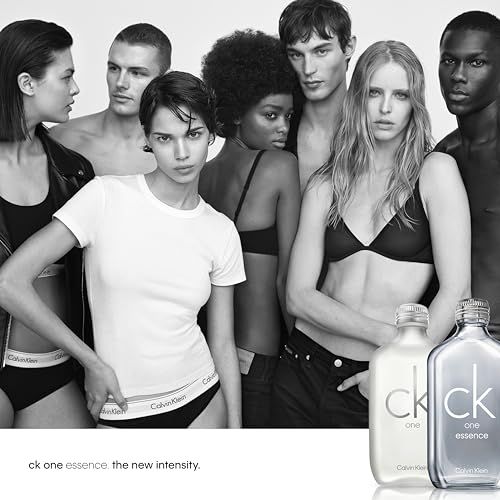 Advertentie met modellen. Twee Calvin Klein One flacons. Tekst: 'ck one essence the new intensity'.