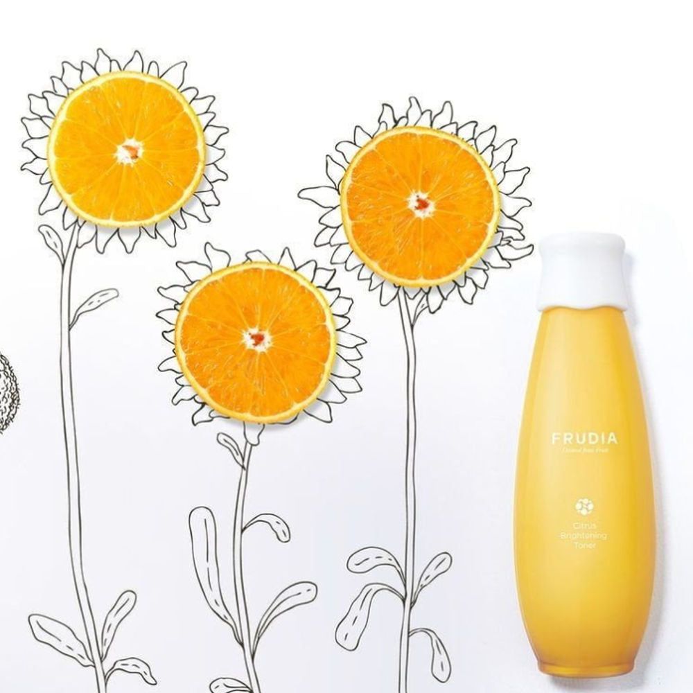 Gele fles met witte dop. Tekening van sinaasappelbloemen. Opschrift: Frudia Citrus Brightening Toner.