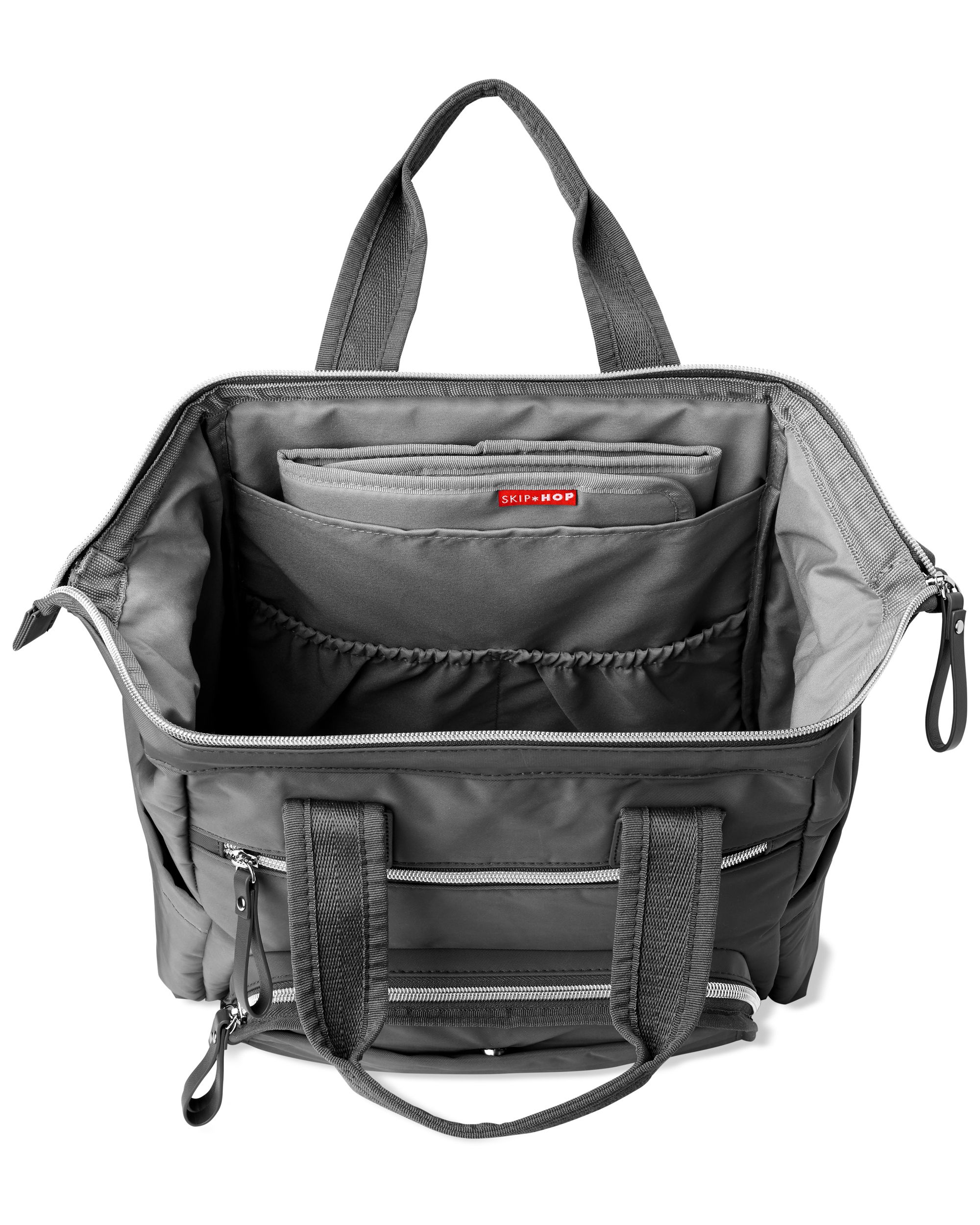 Grijze luiertas, open. Binnenvakken, aankleedkussen met Skip Hop-logo. Twee handvatten.