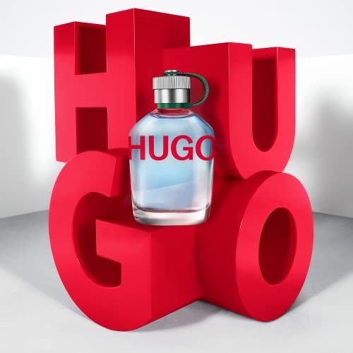 Hugo Man Eau de Toilette fles voor rode letters.
