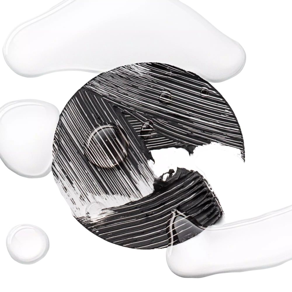 Texture de mascara noir avec gouttes d'eau et gouttes de liquide blanc sur fond blanc.