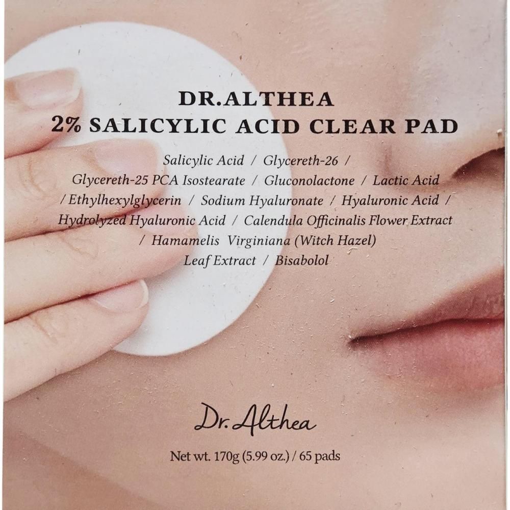 Close-up van een Dr. Althea 2% Salicylic Acid Clear Pad dat door een hand op een wattenschijfje wordt aangebracht.