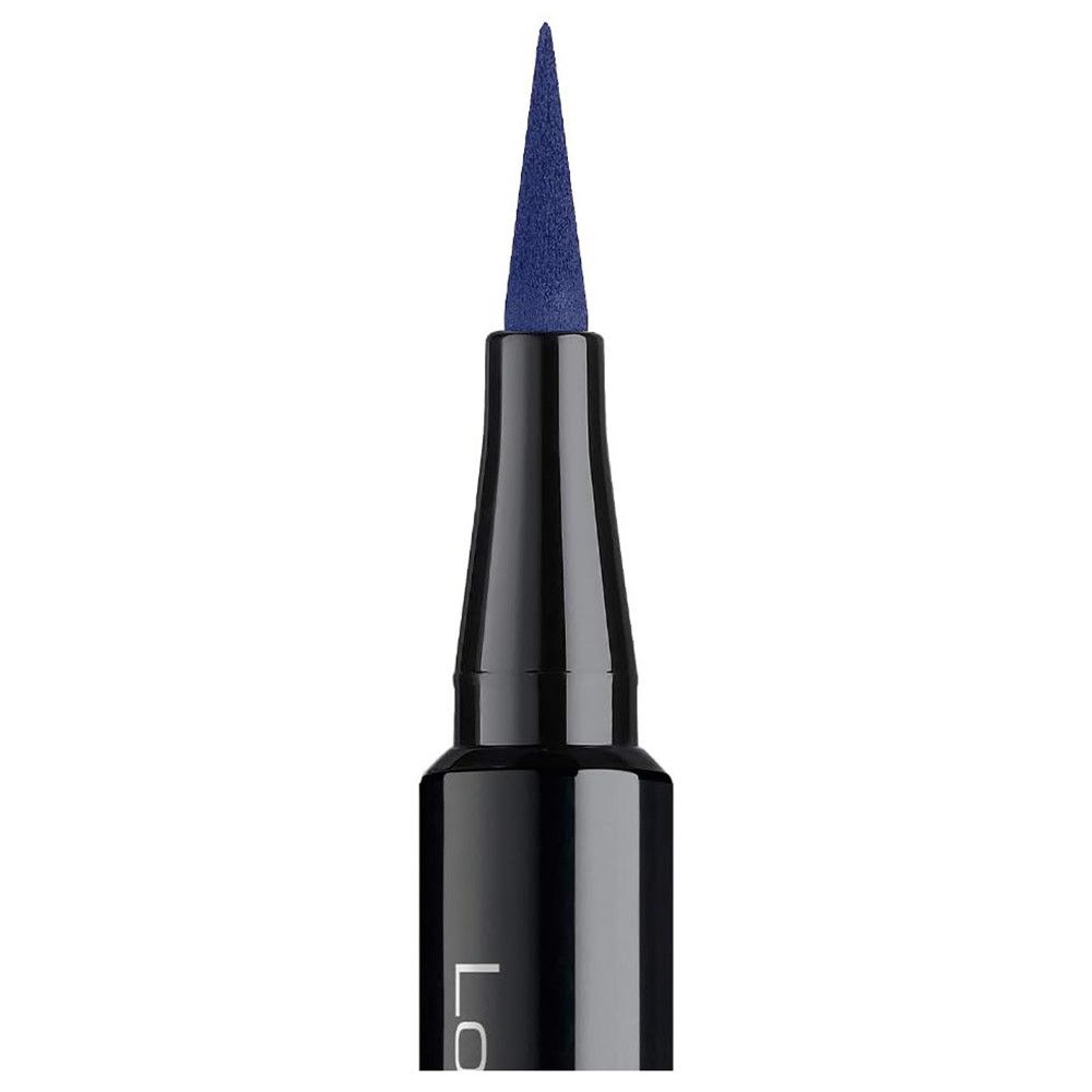 Stylo eye-liner noir avec pointe bleue. Vue rapprochée. Le stylo a un capuchon noir.