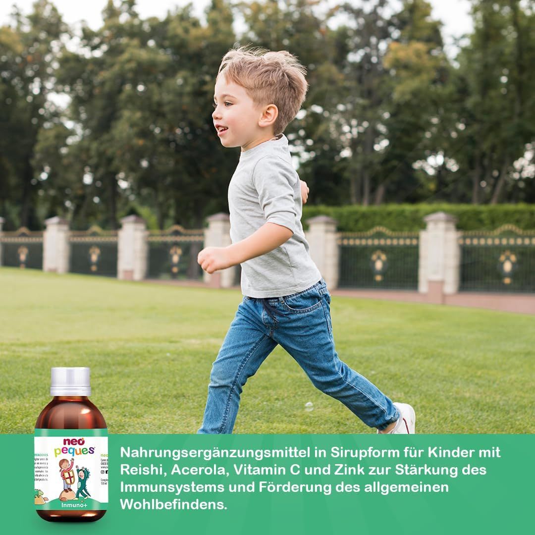Un enfant court dans un parc. Flacon de sirop Neo Peques Inmuno+. Complément alimentaire pour enfants avec Reishi, Acérola, Vitamine C et Zinc.
