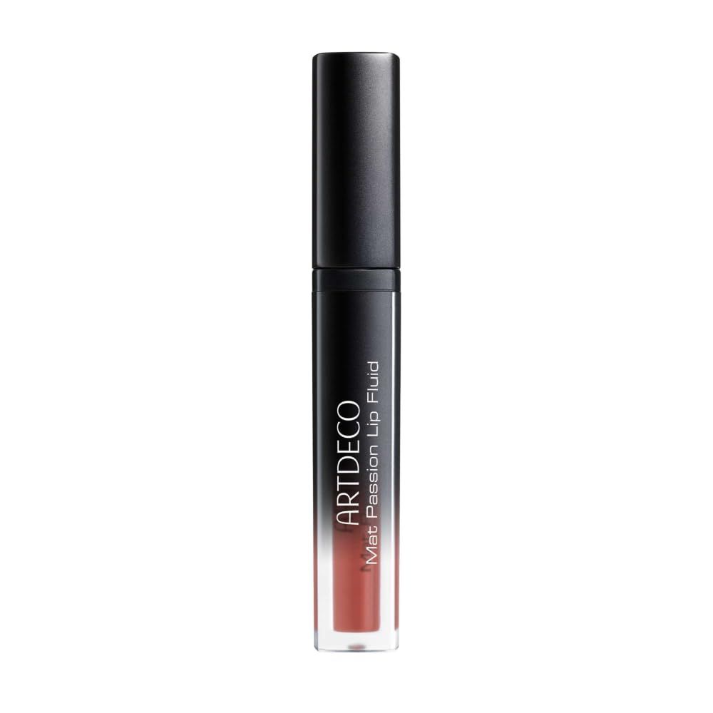Artdeco Mat Passion Lip Fluid. Zwarte huls met productnaam. Kleur zichtbaar. Dop gesloten.