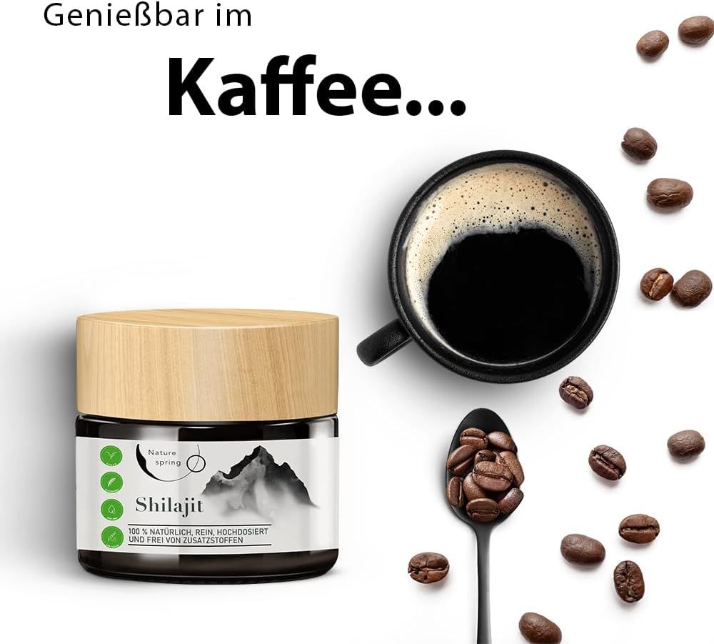 Pot de Shilajit avec couvercle en bois, à côté d'une tasse de café et de grains de café. Cuillère avec grains de café. Texte : Savoureux dans le café...