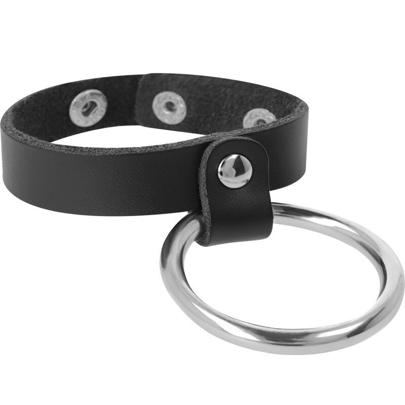 Een enkele zwarte leren band met een metalen ring en klinknagels.