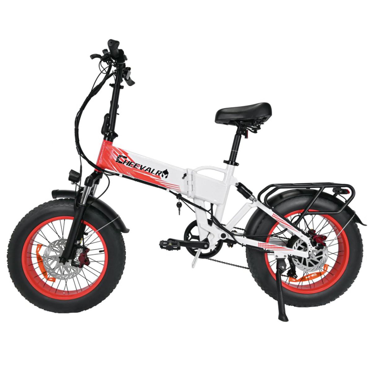 Vélo électrique blanc et rouge. Roues rouges, pneus noirs. Selle noire. Porte-bagages arrière. Marque Cheevalry.