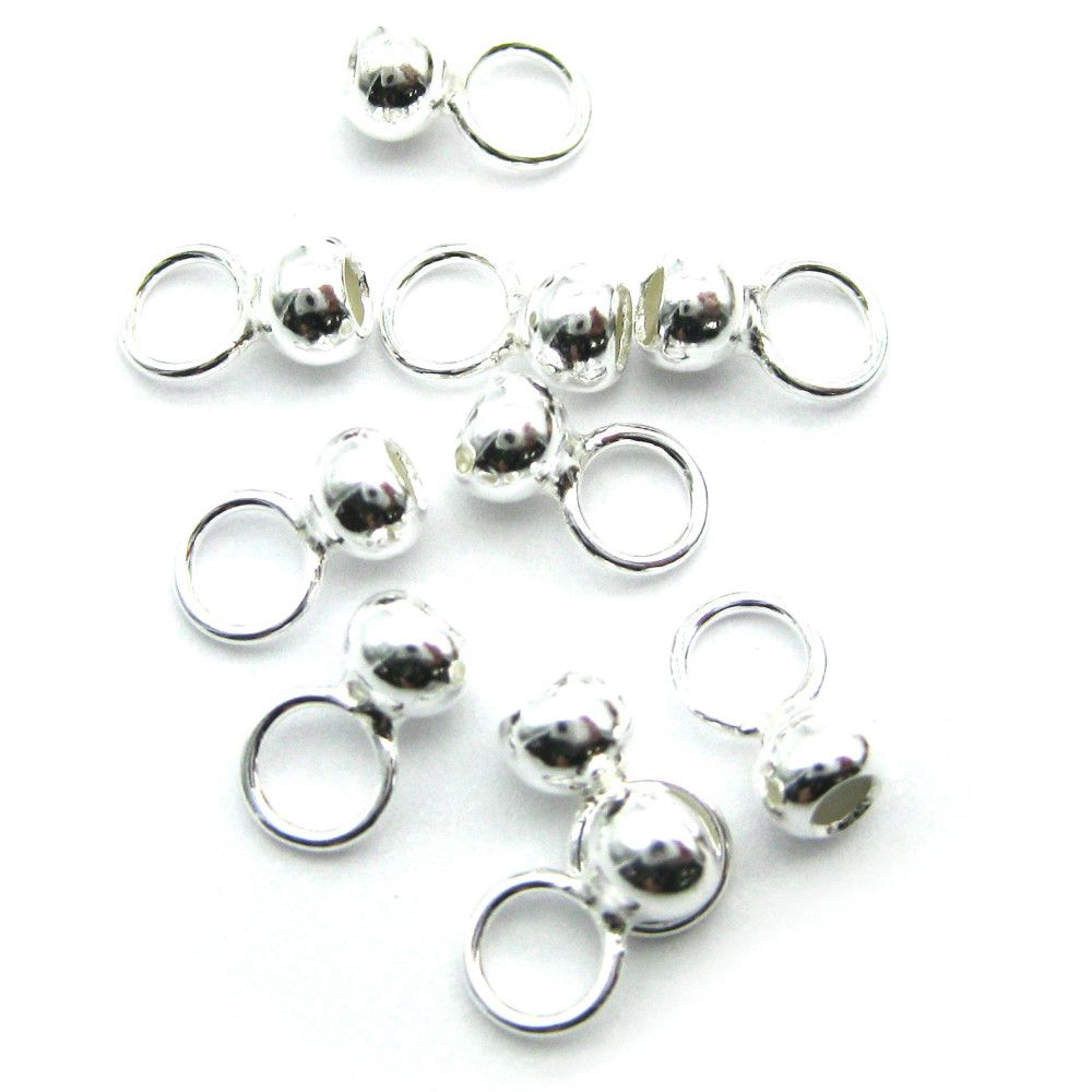 Plusieurs breloques argentées avec boule et anneau. Éléments individuels dispersés sur fond blanc.