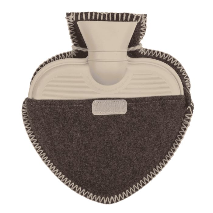 Bouillotte en forme de cœur avec housse en feutre marron. Poche intérieure en caoutchouc beige visible. Point de couture blanc.