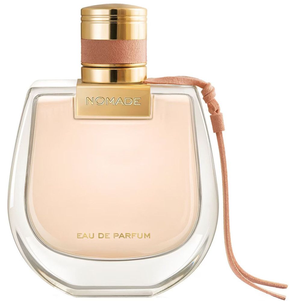 Flacon de parfum avec bouchon doré et étiquette. Inscription Eau de Parfum. Flacon avec liquide rose clair.