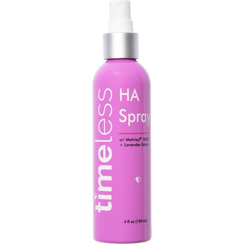 Roze fles met verstuiver. Opschriften: timeless, HA Spray, Matrixyl 3000, lavendelextract. Onder: 4 fl oz (120 ml).