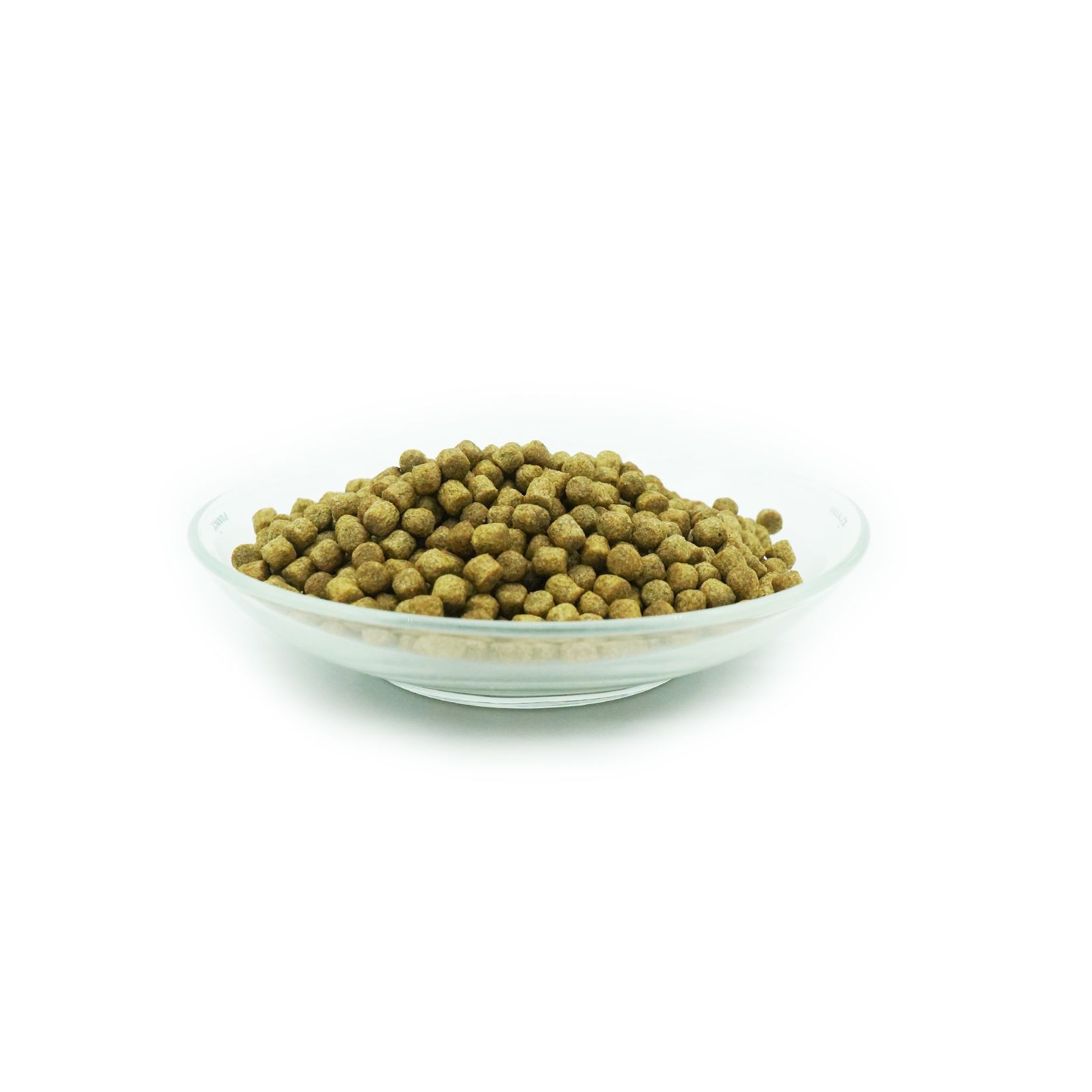 Tas de granulés de nourriture pour carpes koï de 6 mm dans un bol en verre. Granulés ronds brun clair.