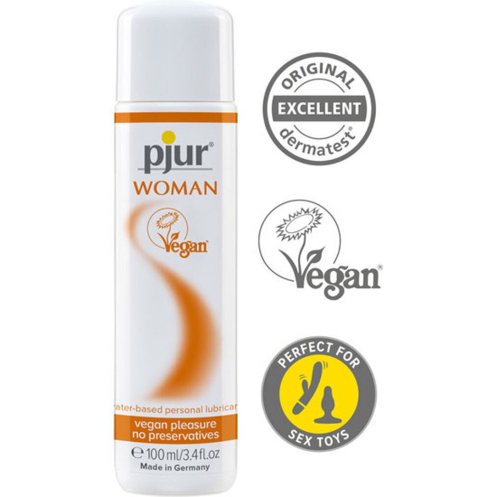 Witte fles met oranje etiket. Opschrift: pjur WOMAN Vegan. Waterbasis glijmiddel. Vegan, zonder conserveringsmiddelen. 100 ml/3.4 fl oz. Zegels.