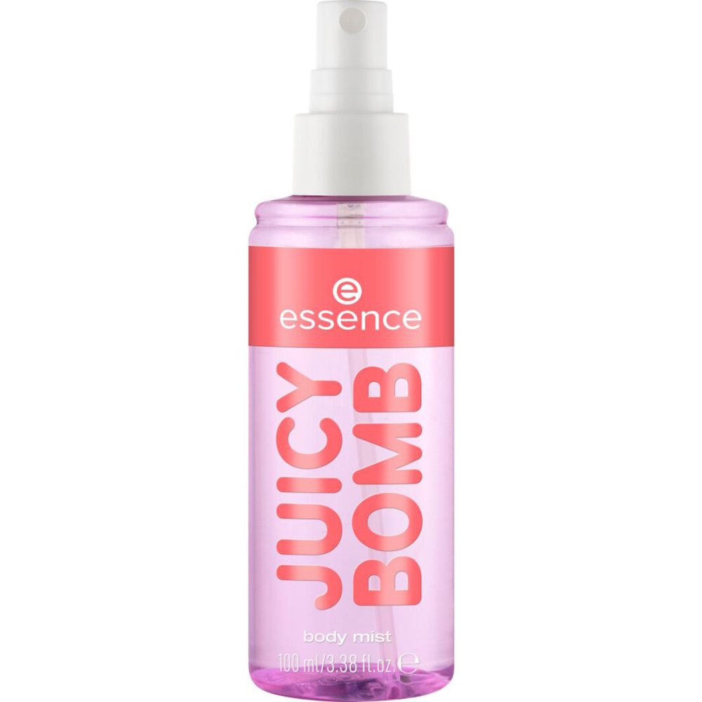 Roze body mist fles. Witte spraykop, roze label met tekst "JUICY BOMB" en logo. Transparante container.