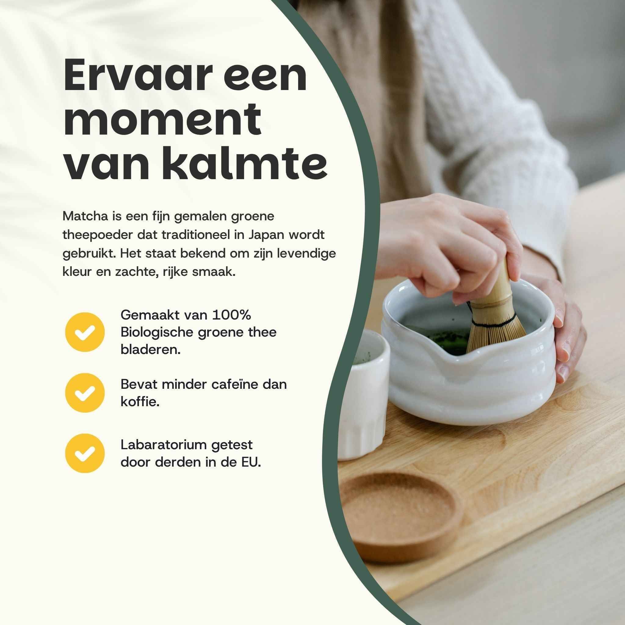 Persoon bereidt matcha. Kom, bamboe garde, houten plank. Tekst: Ervaar een moment van kalmte.