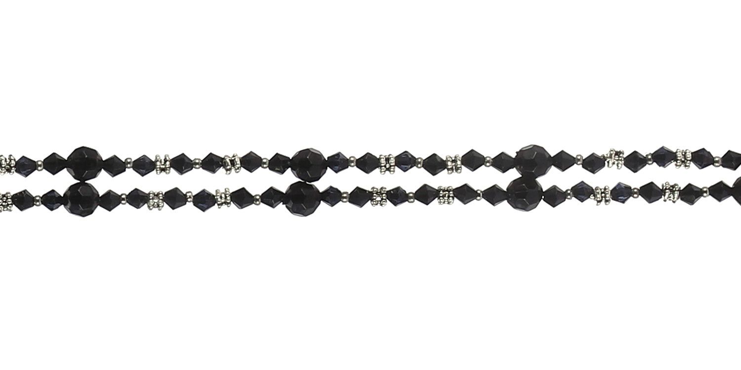 Gros plan du cordon à lunettes. Perles et cristaux noirs. Attaches métalliques.