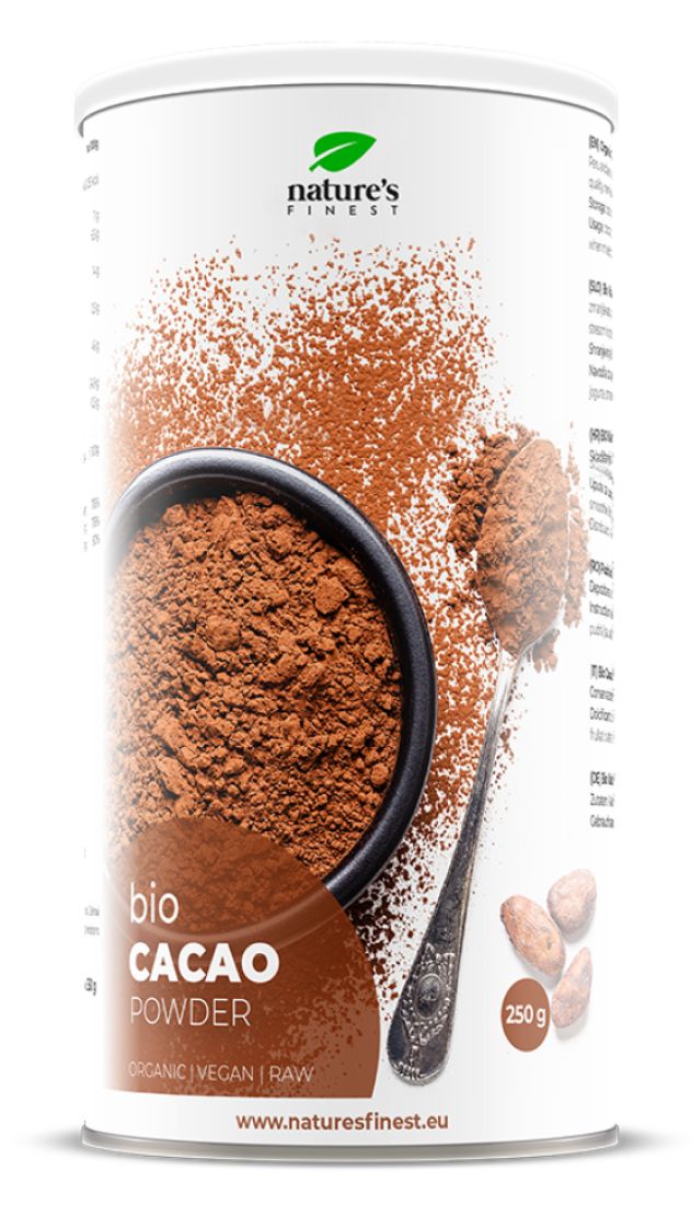Cilindervormige bus met bruine cacaopoeder. Opschrift: bio Cacao Powder, Organic, Vegan, Raw. Merk: nature's finest. 250g.