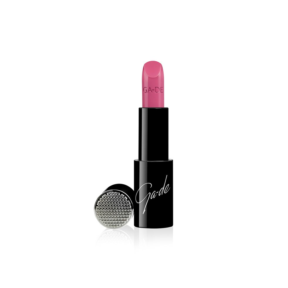 Rouge à lèvres Ga-De Selfie rose. Boîtier noir avec inscription "Ga-de". Le capuchon est détaché, révélant une surface texturée.