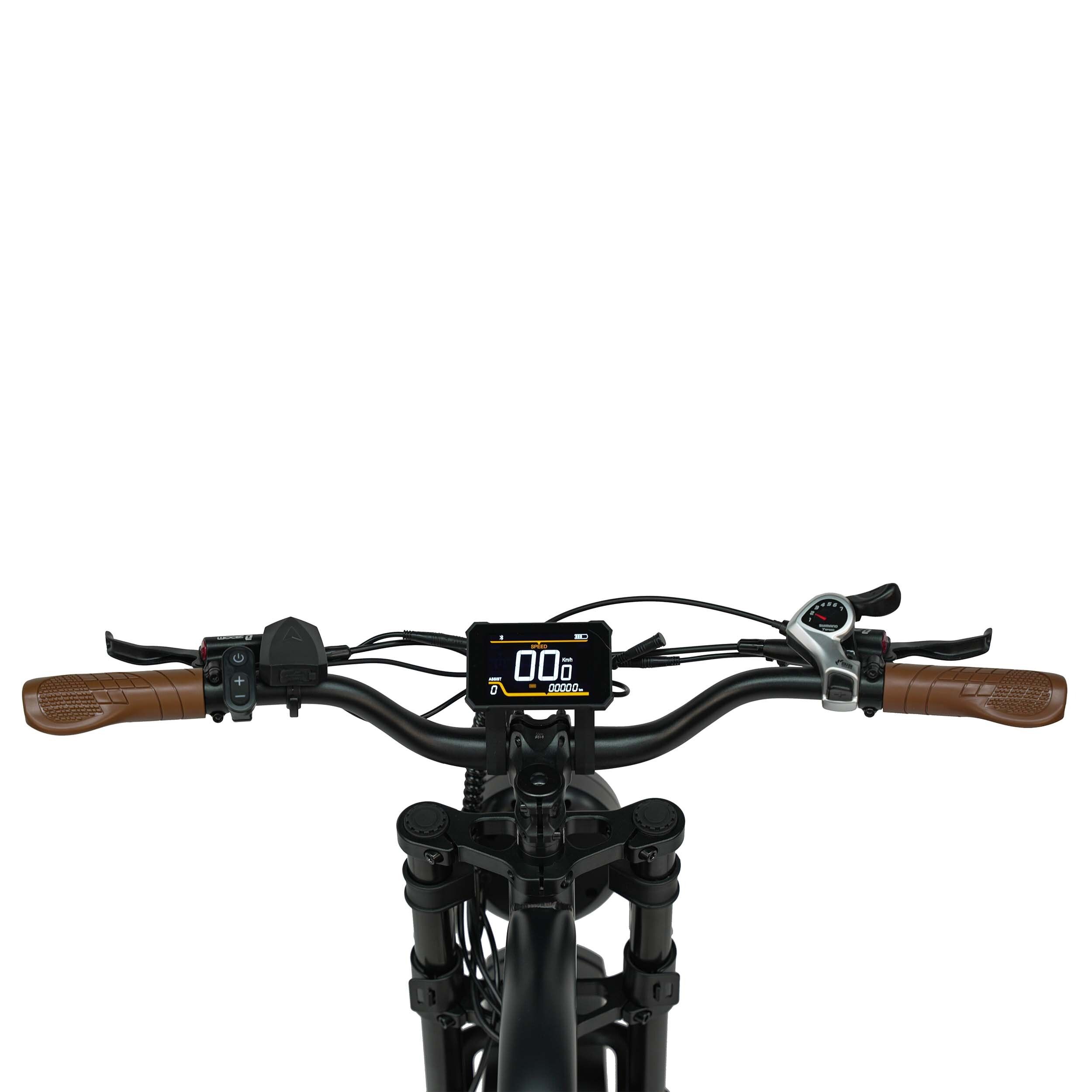Guidon d'un vélo électrique noir. Poignées marron, écran, commandes.