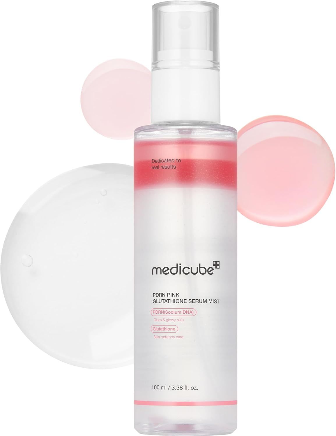 Flacon de brume transparent avec liquide rose. Inscription: MEDICUBE PDRN GLUTATHIONE SERUM MIST. Gouttes roses en arrière-plan.