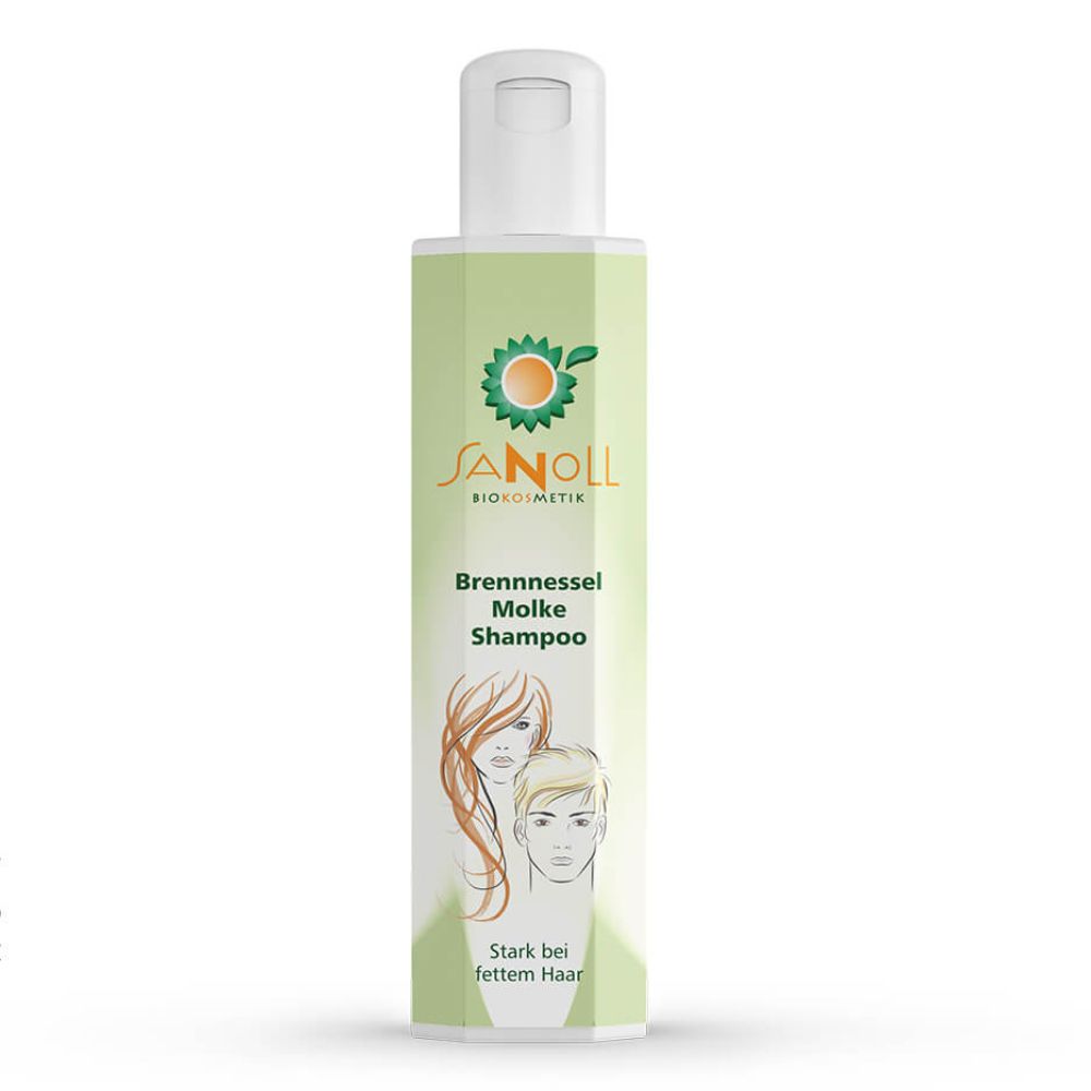 Groene shampoo fles met witte dop. Opschrift: Sanoll Biokosmetik Brennnessel Molke Shampoo. Illustratie van haar en gezichten.