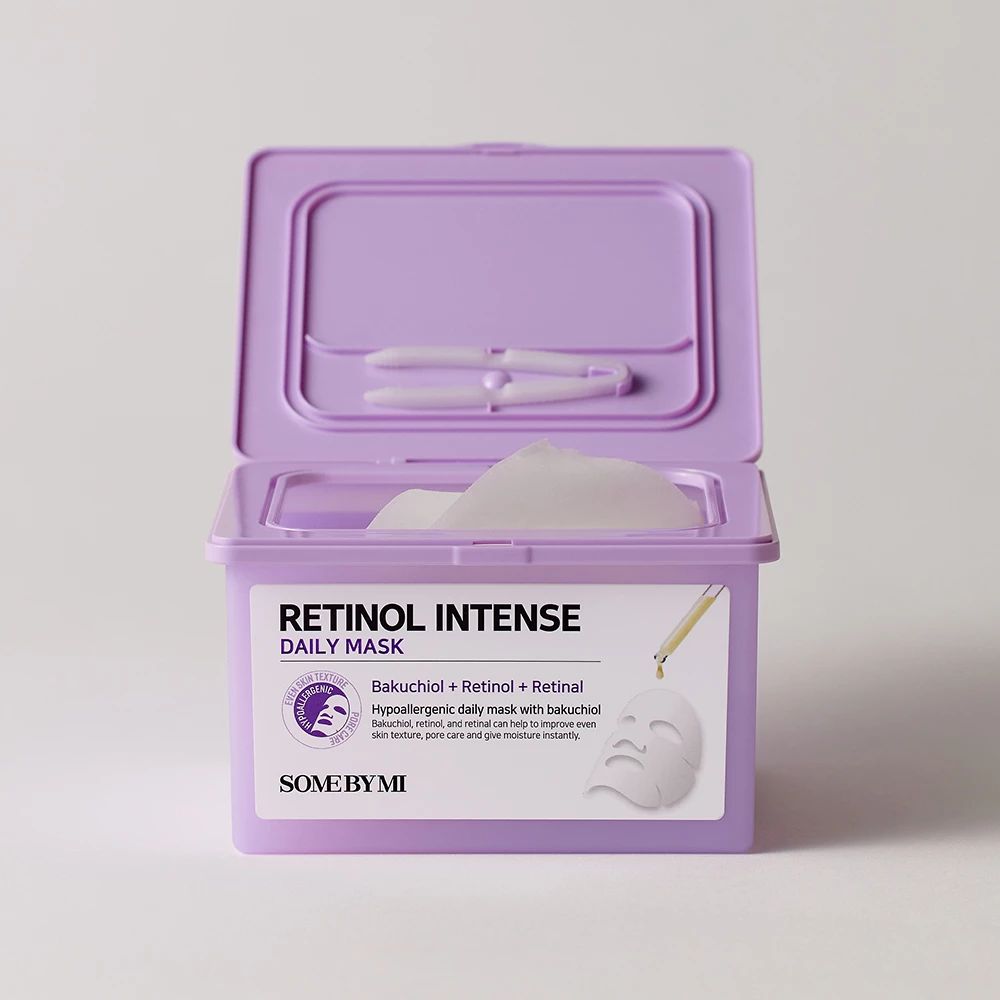 Paars bakje met open deksel. Opschrift: Retinol Intense Daily Mask. Bevat gezichtsmaskers. Merk: SOMEBYMI.