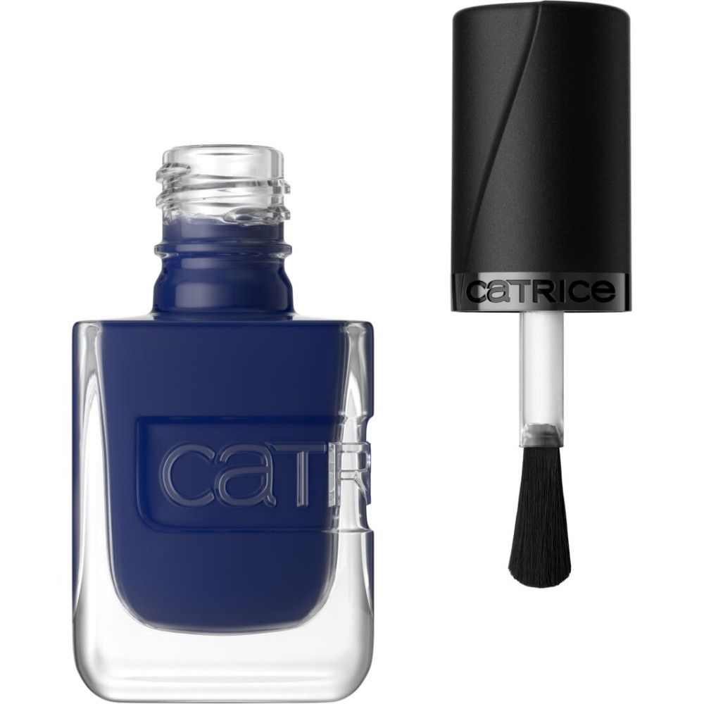 Donkerblauw nagellak in een doorzichtig glazen flesje met zwarte dop en applicator. Het merk 'catrice' is ingeperst.