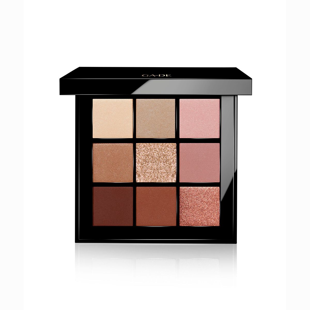 Palette de fards à paupières Ga-De Velveteen. Boîtier carré noir avec 9 teintes beiges, marrons et roses. Marque en haut.