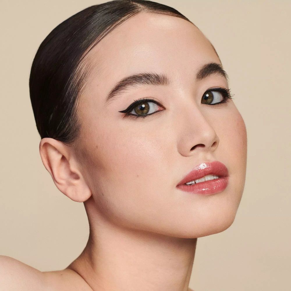Portrait d'une femme avec de l'eyeliner. Trait de liner bien visible.