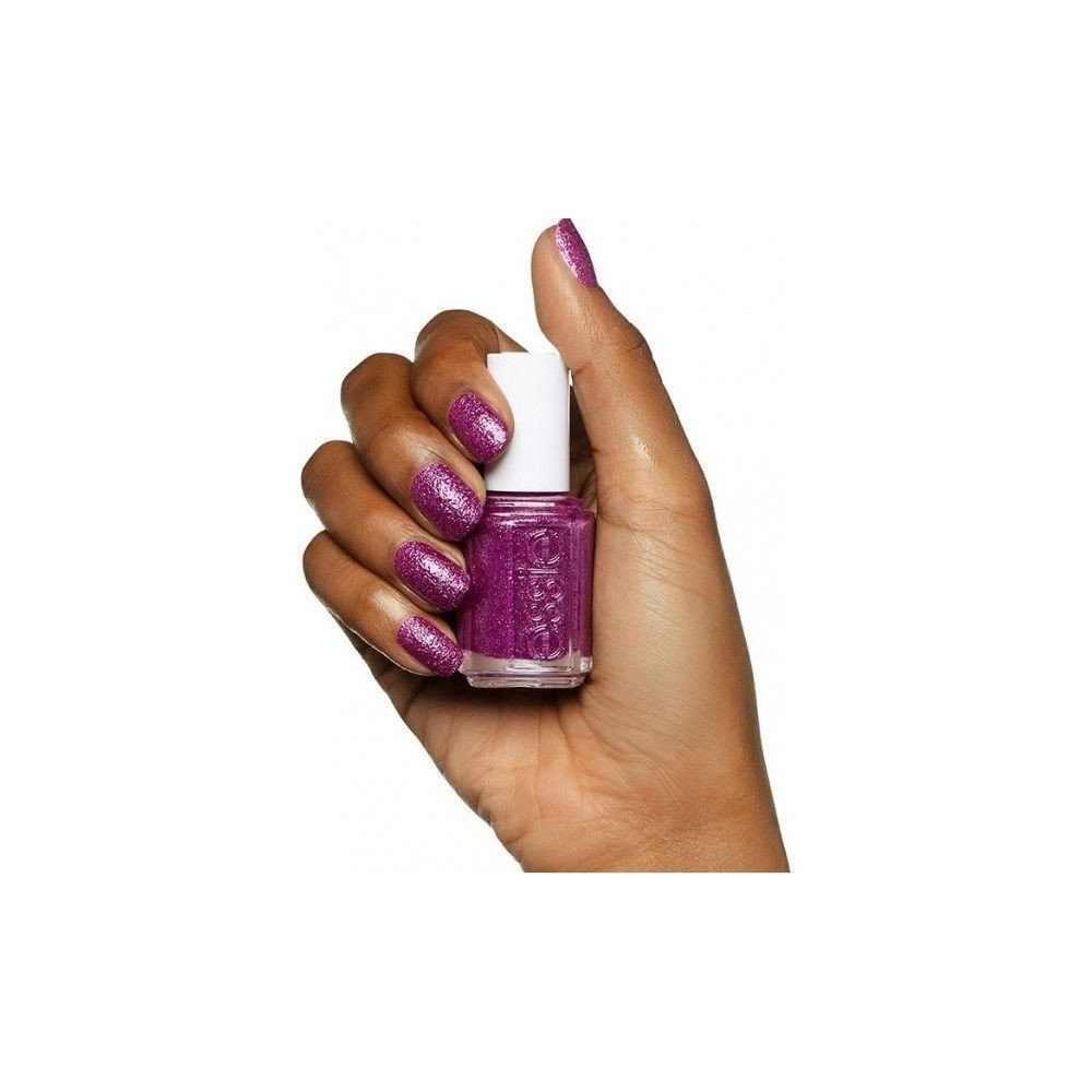 Hand met gelakte nagels en nagellakflesje. Flesje met witte dop, bevat roze nagellak. Opschrift 'essie'.