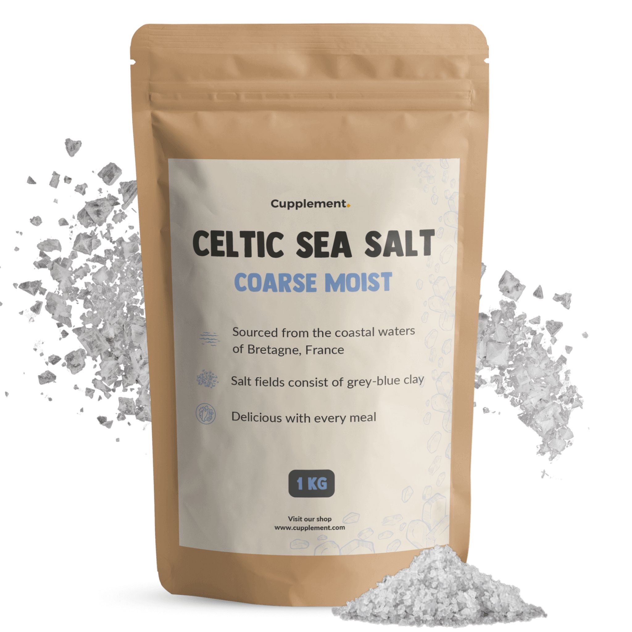 Zak Cupplement Keltisch zeezout. Opschrift: Celtic Sea Salt, Coarse Moist. 1 kg. Zout verspreid.