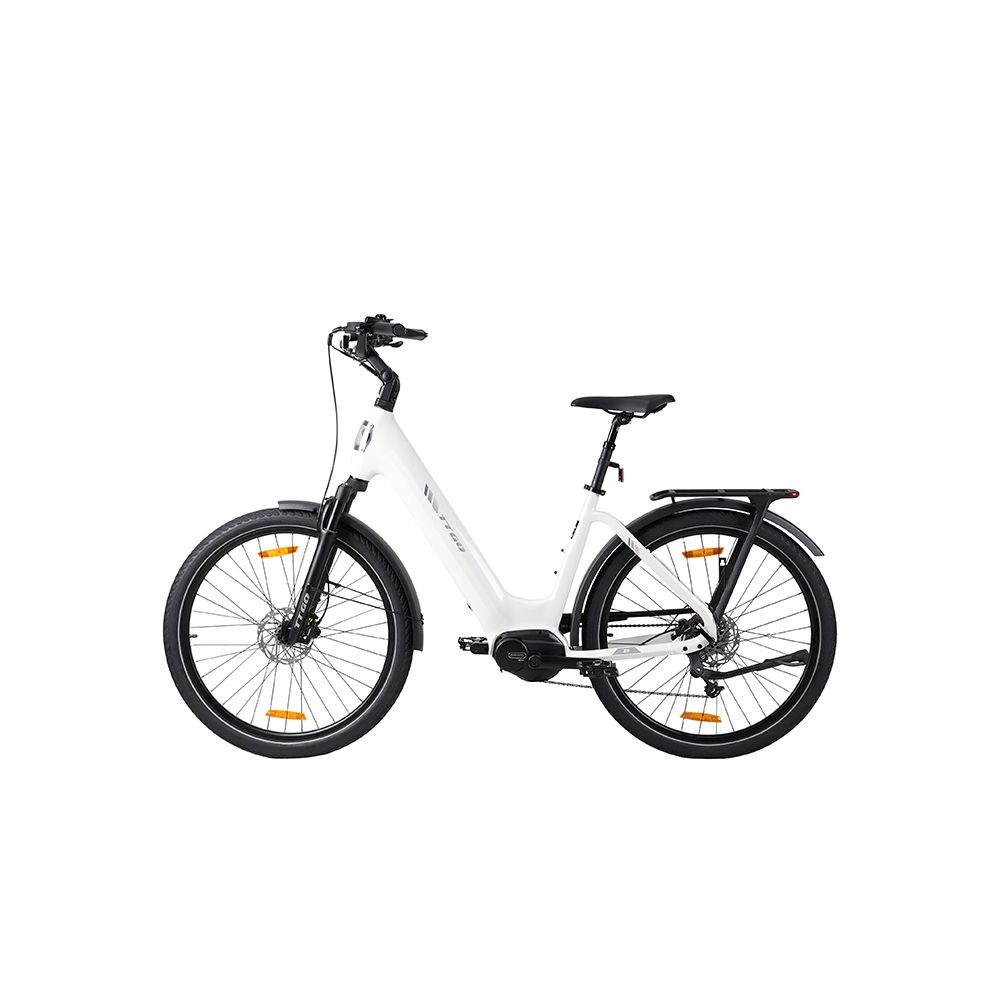 Witte elektrische fiets met zwarte banden en spatborden. Zwart zadel. Gele reflectoren op de wielen.