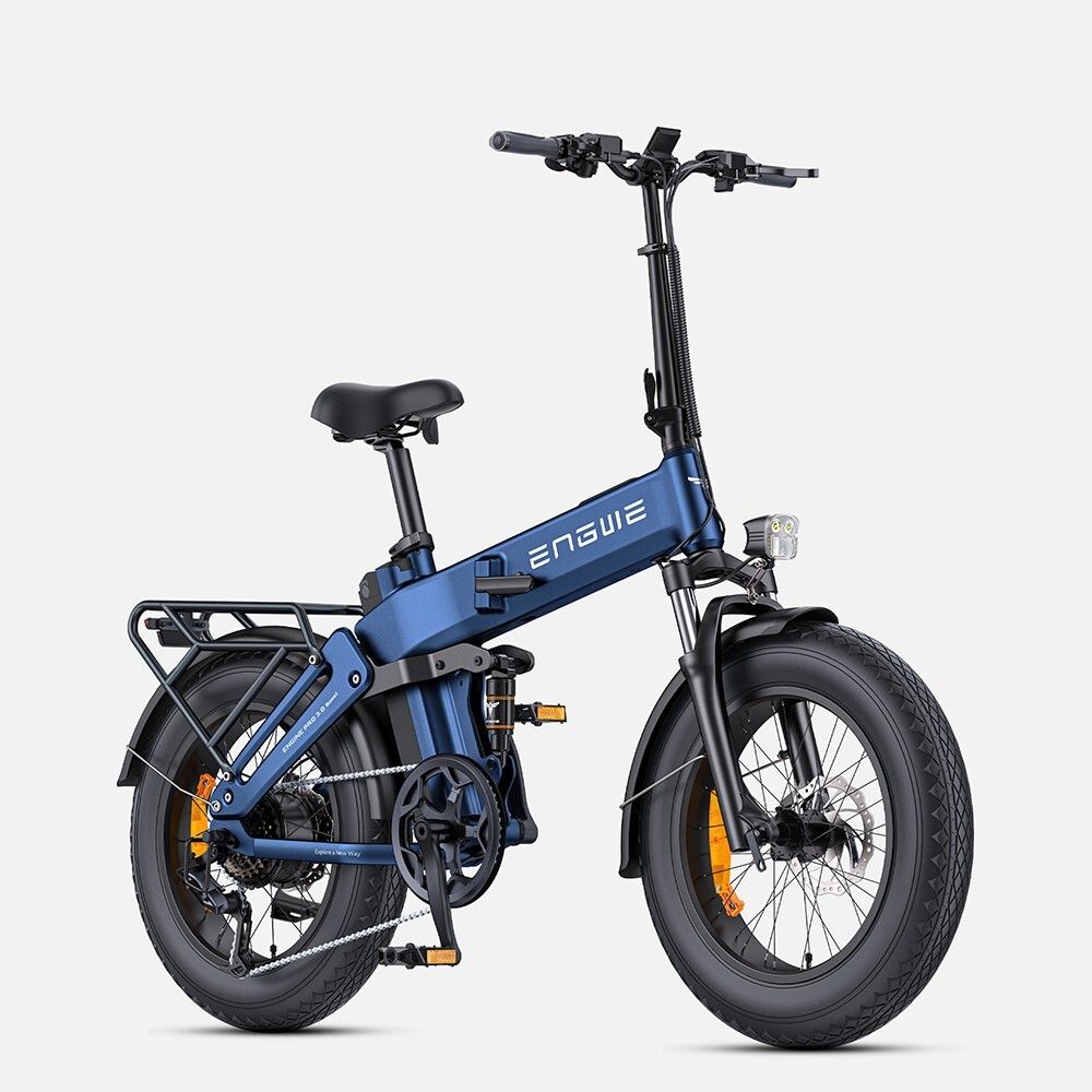 Vélo électrique pliable bleu avec pneus noirs et porte-bagages. Le nom de la marque ENGWE est visible.