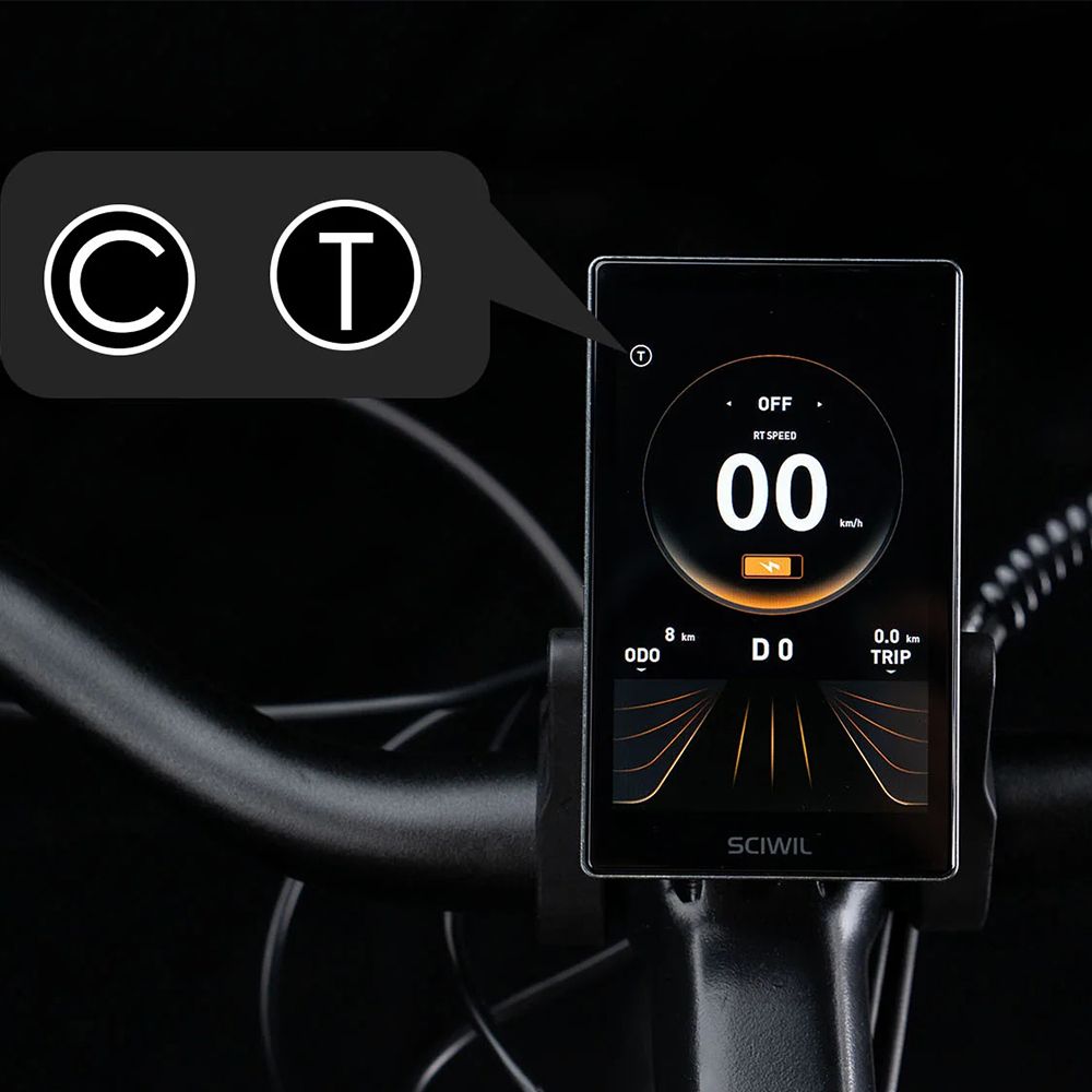 Ordinateur de vélo affichant vitesse, état de la batterie et autres informations. Fond noir.