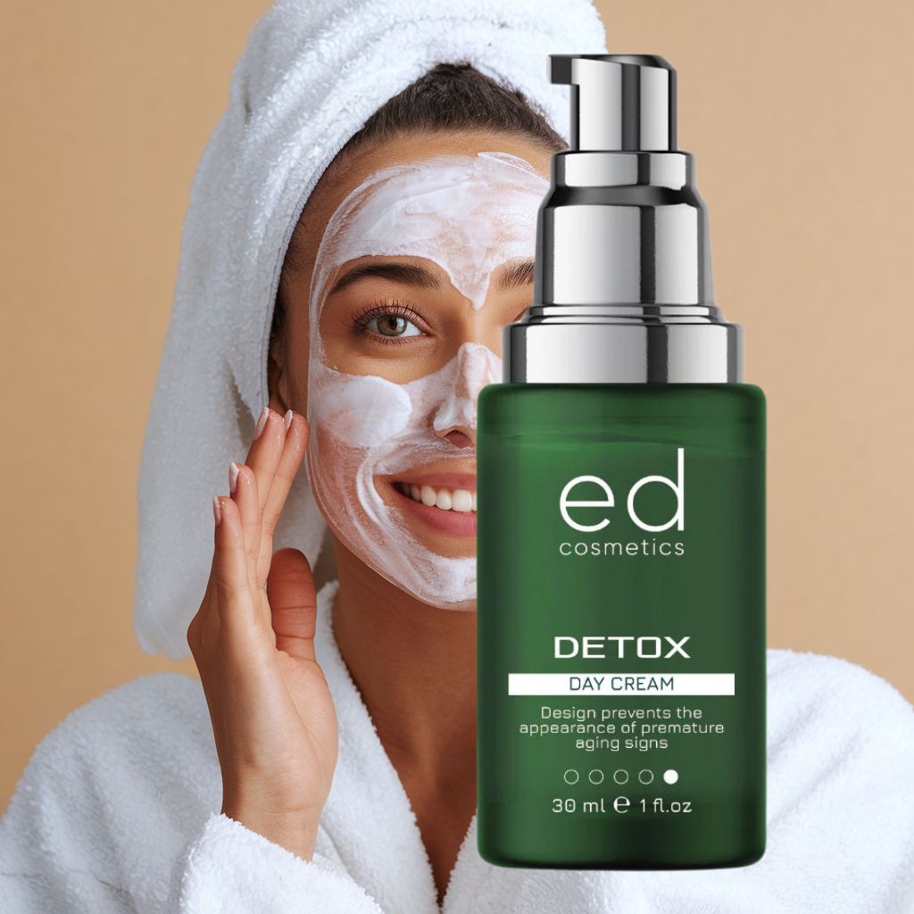Vrouw met gezichtsmasker en handdoek. Groene fles met zilveren pomp. ED cosmetics, Detox Day Cream.