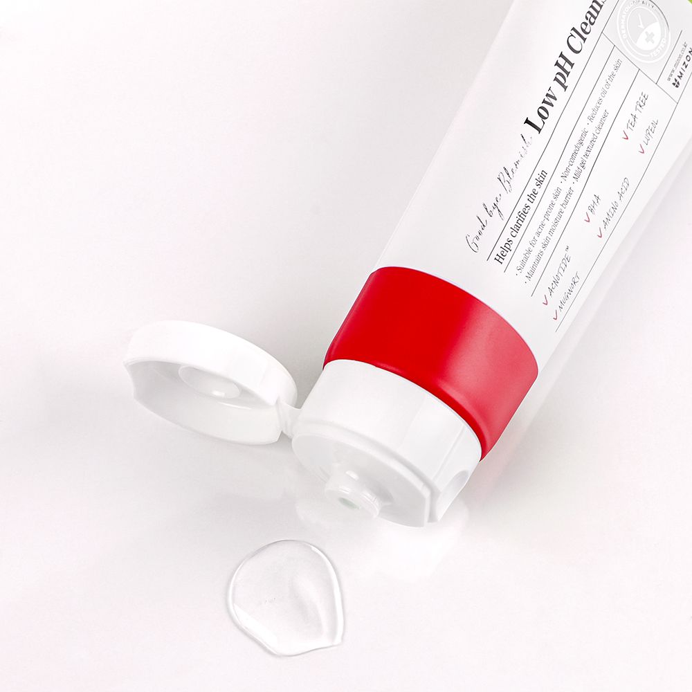 Open witte en rode tube 'Low pH Cleanser'. Transparante vloeistof ernaast. MIZON product.