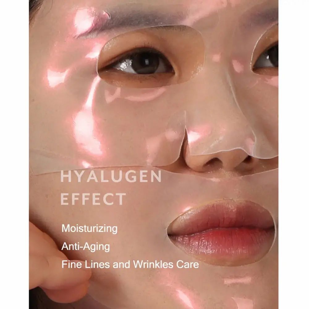 Gezicht met masker. Op het masker staat: Hyalugen Effect, Moisturizing, Anti-Aging, Fine Lines and Wrinkles Care.
