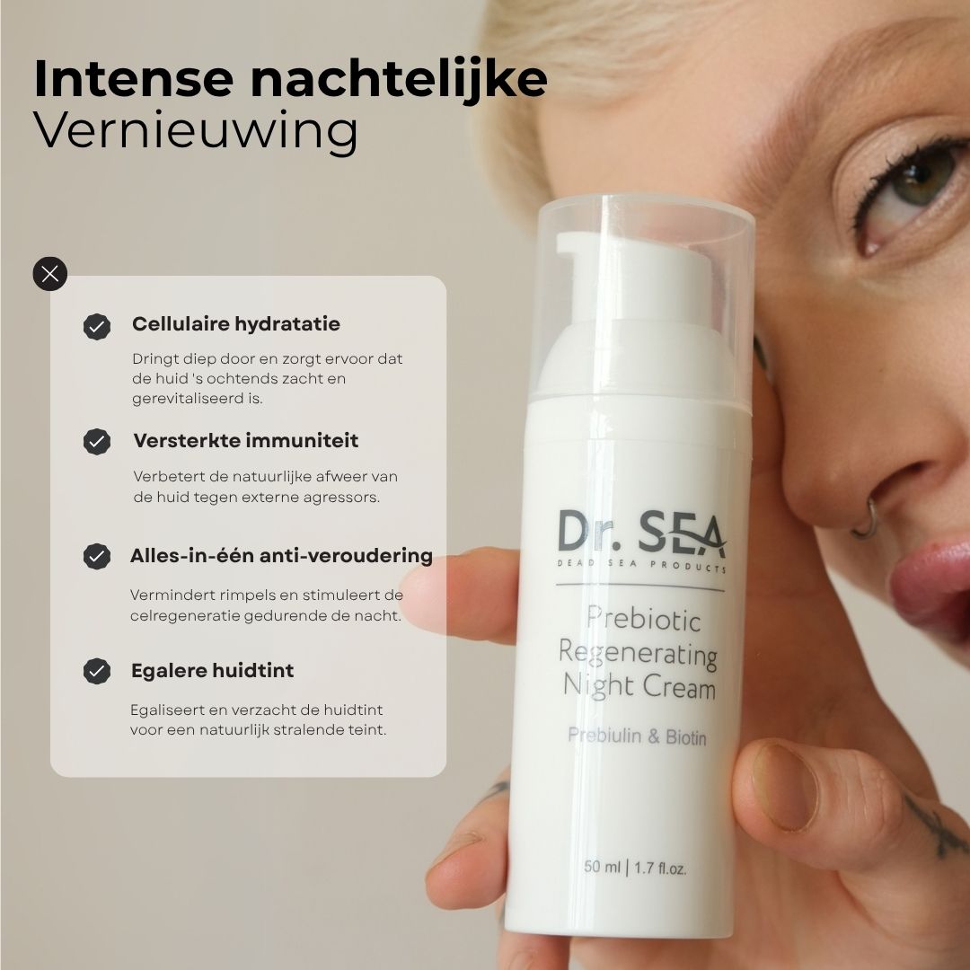 Vrouw houdt crèmefles vast. Tekst: Cellulaire hydratatie, Versterkte immuniteit, Anti-aging, Egalere huidtint.