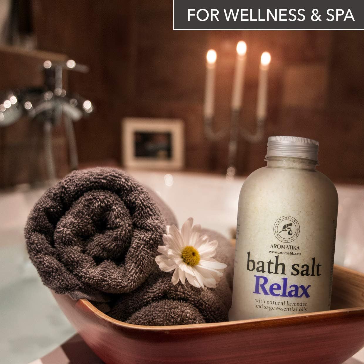 Sel de bain AROMATIKA Relax dans un bol en bois avec serviette et fleur.