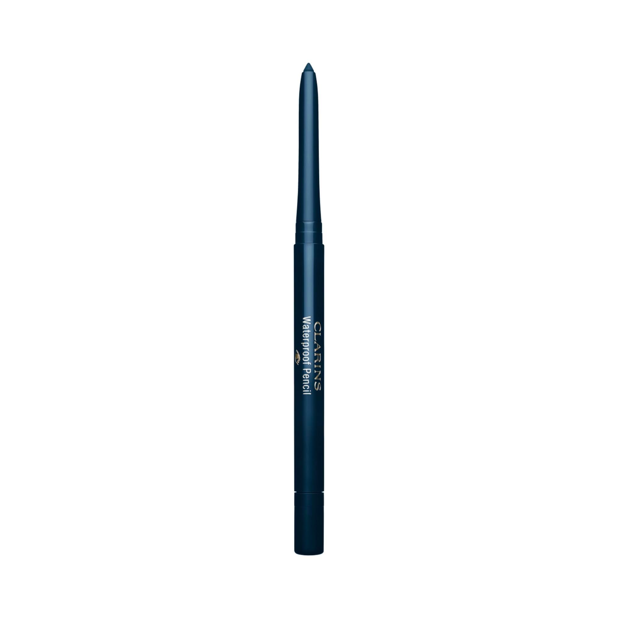 Crayon pour les yeux bleu, CLARINS Waterproof Pencil. Inscription. Fond blanc.