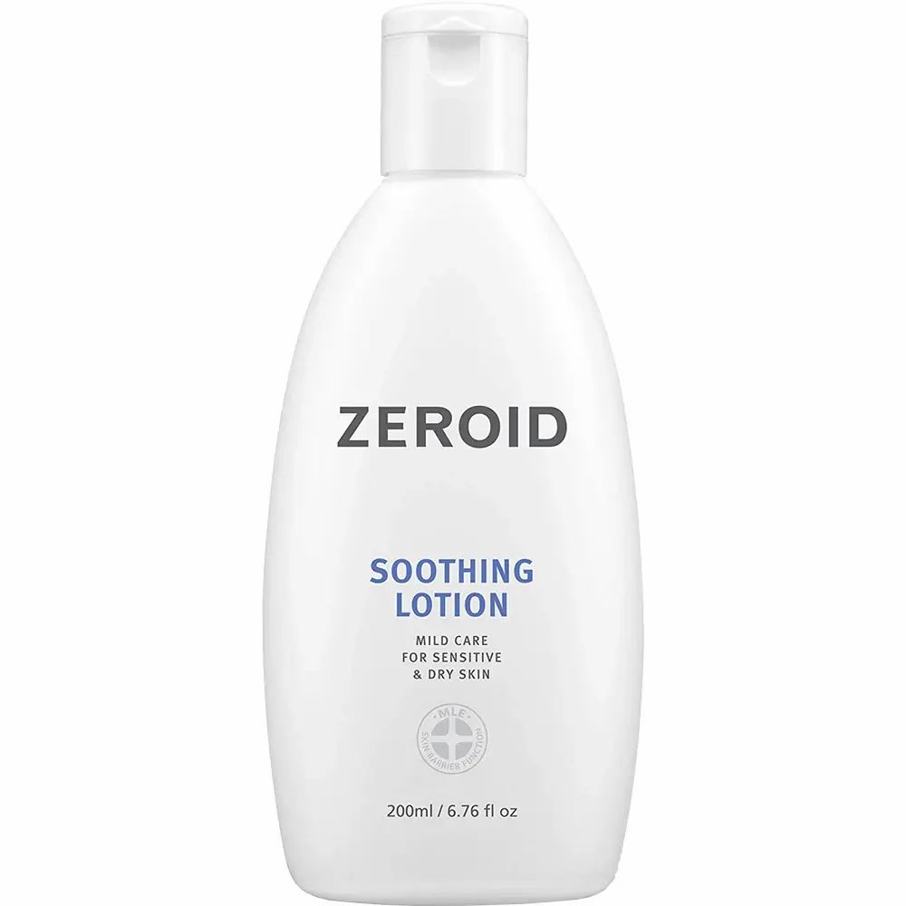 Flacon blanc ZEROID Soothing Lotion. Contient 200ml/6.76 fl oz. Pour peaux sensibles et sèches. Logo et texte bleus.